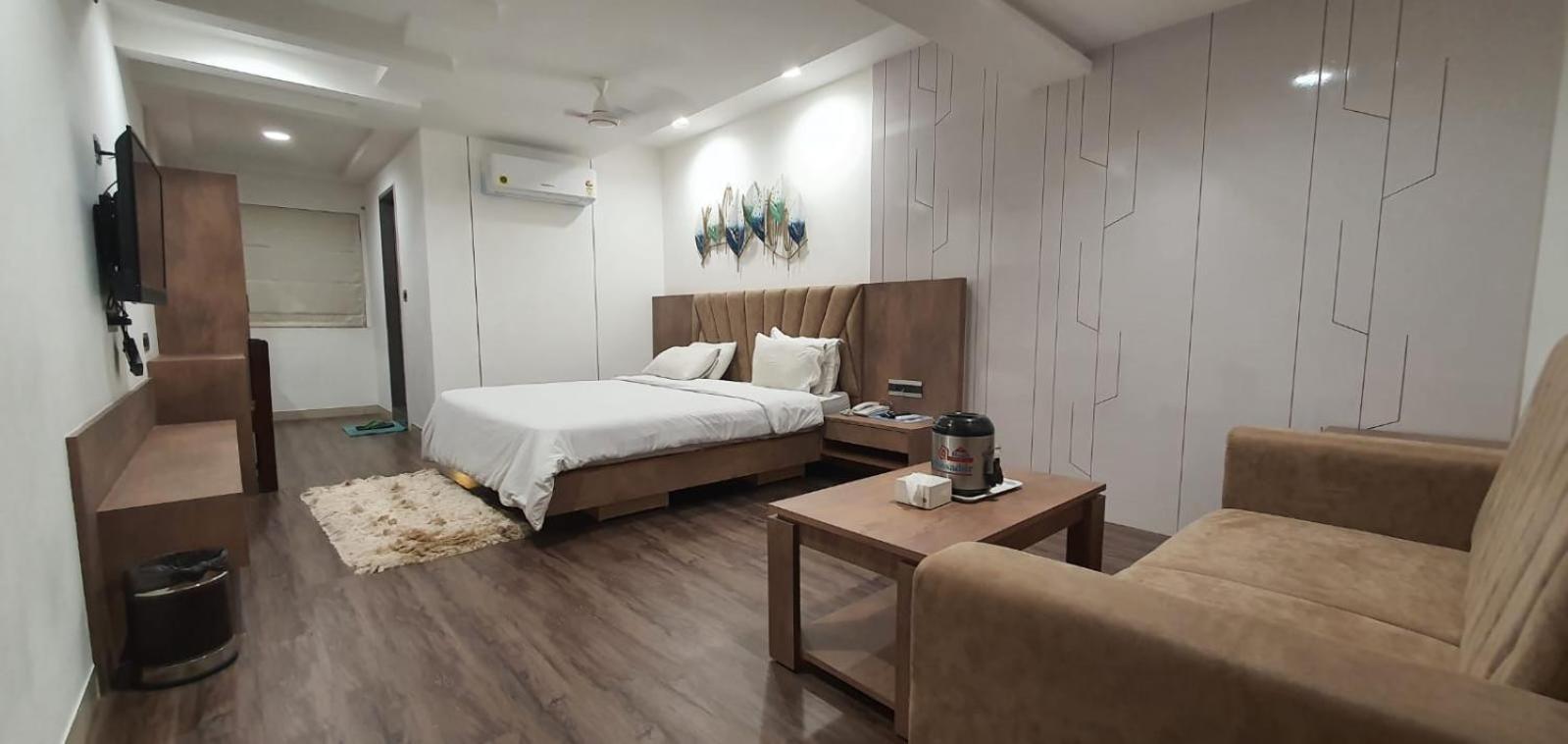 The Ambassador Hotel Vadodara Kültér fotó