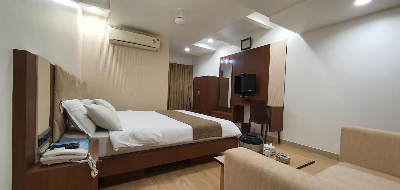 The Ambassador Hotel Vadodara Kültér fotó