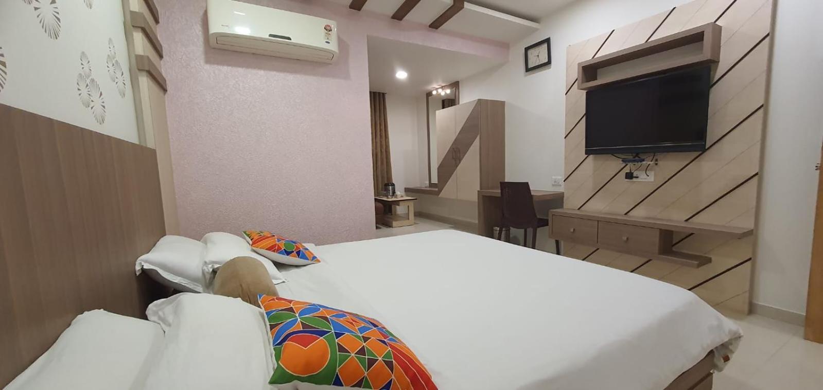 The Ambassador Hotel Vadodara Kültér fotó