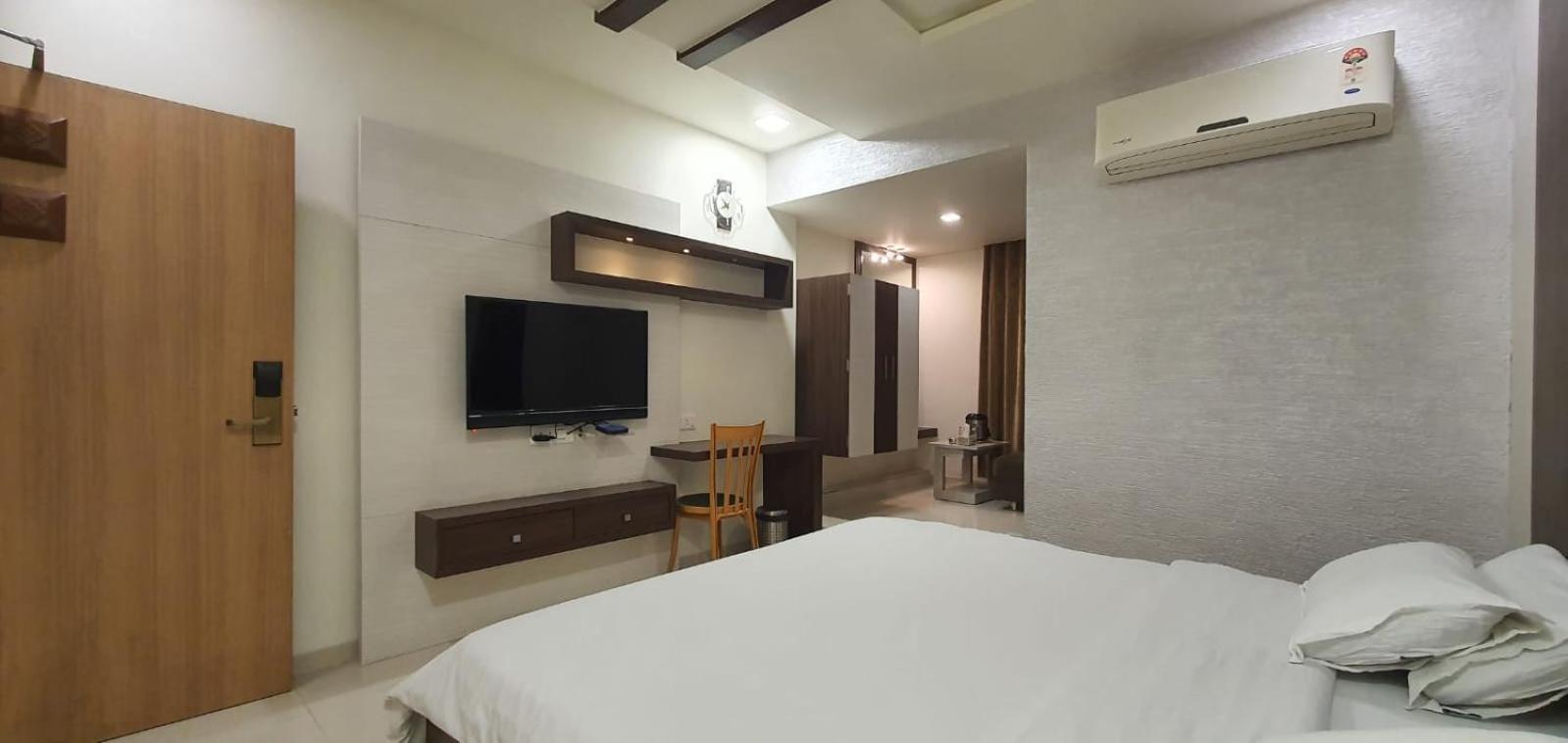 The Ambassador Hotel Vadodara Kültér fotó