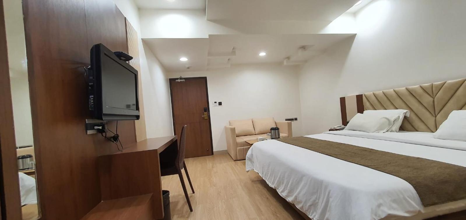 The Ambassador Hotel Vadodara Kültér fotó