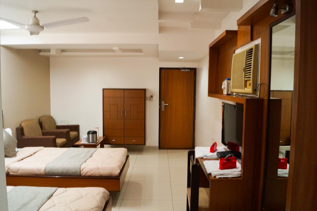 The Ambassador Hotel Vadodara Kültér fotó