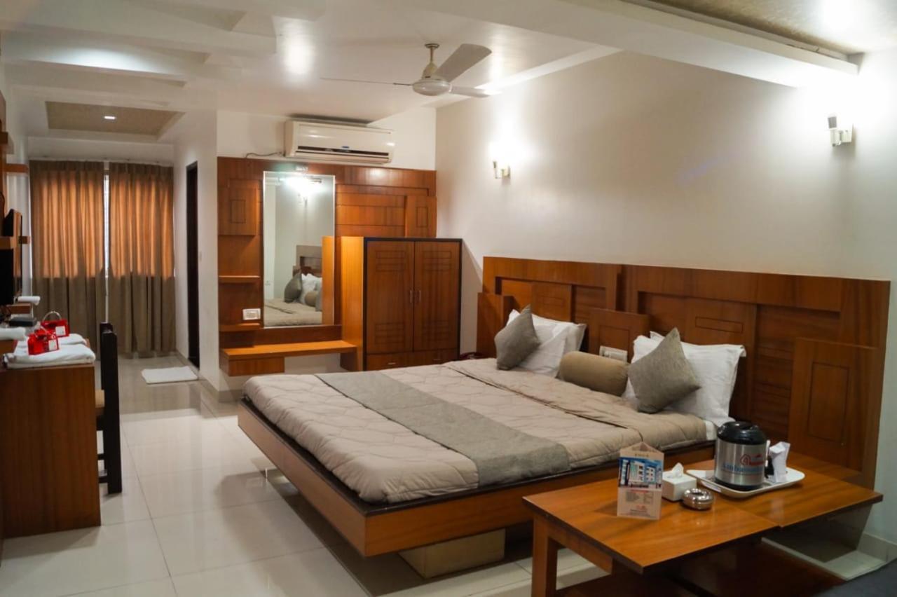 The Ambassador Hotel Vadodara Kültér fotó